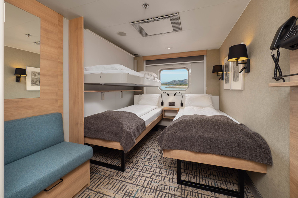 Polar Outside | Triple on lower deck with window